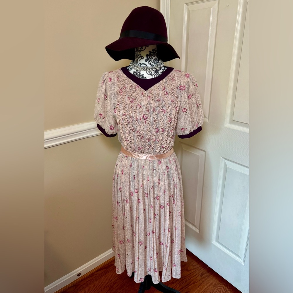 Vintage 1940’s Elegant Floral, Pink, ruffled & pleated Dress- size Medium